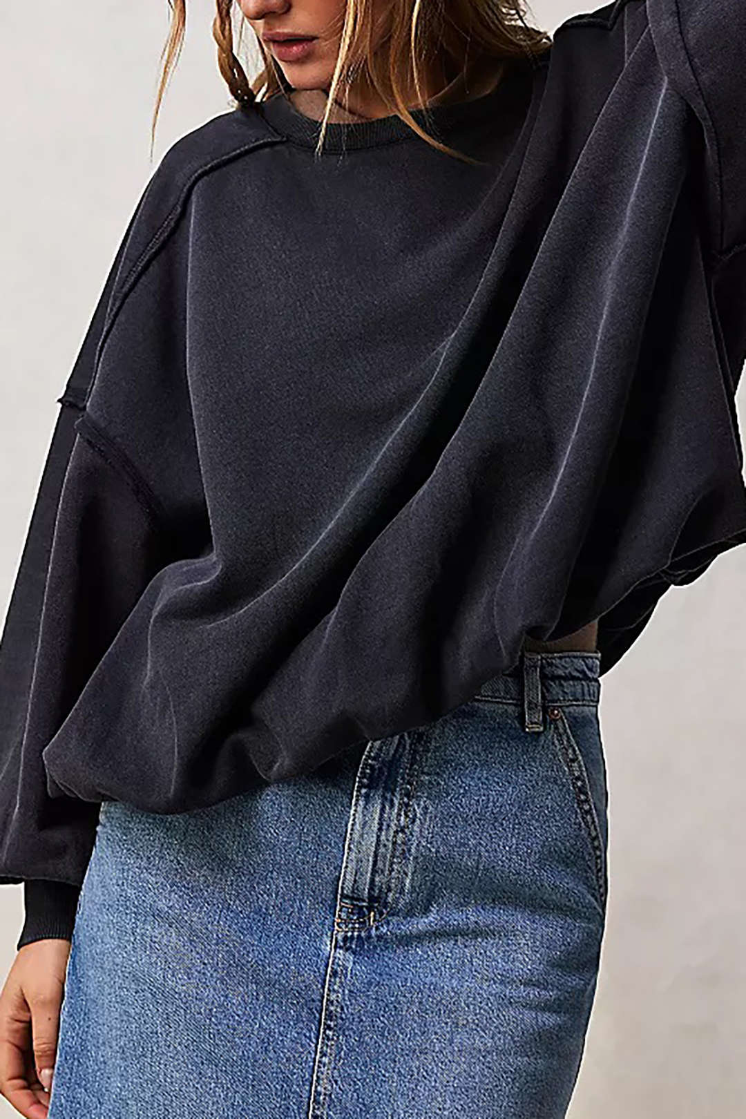 Seam-Detail Round Neck Long Sleeve Sweatshirt in Y2K Aesthetic Style for Cozy Outfits