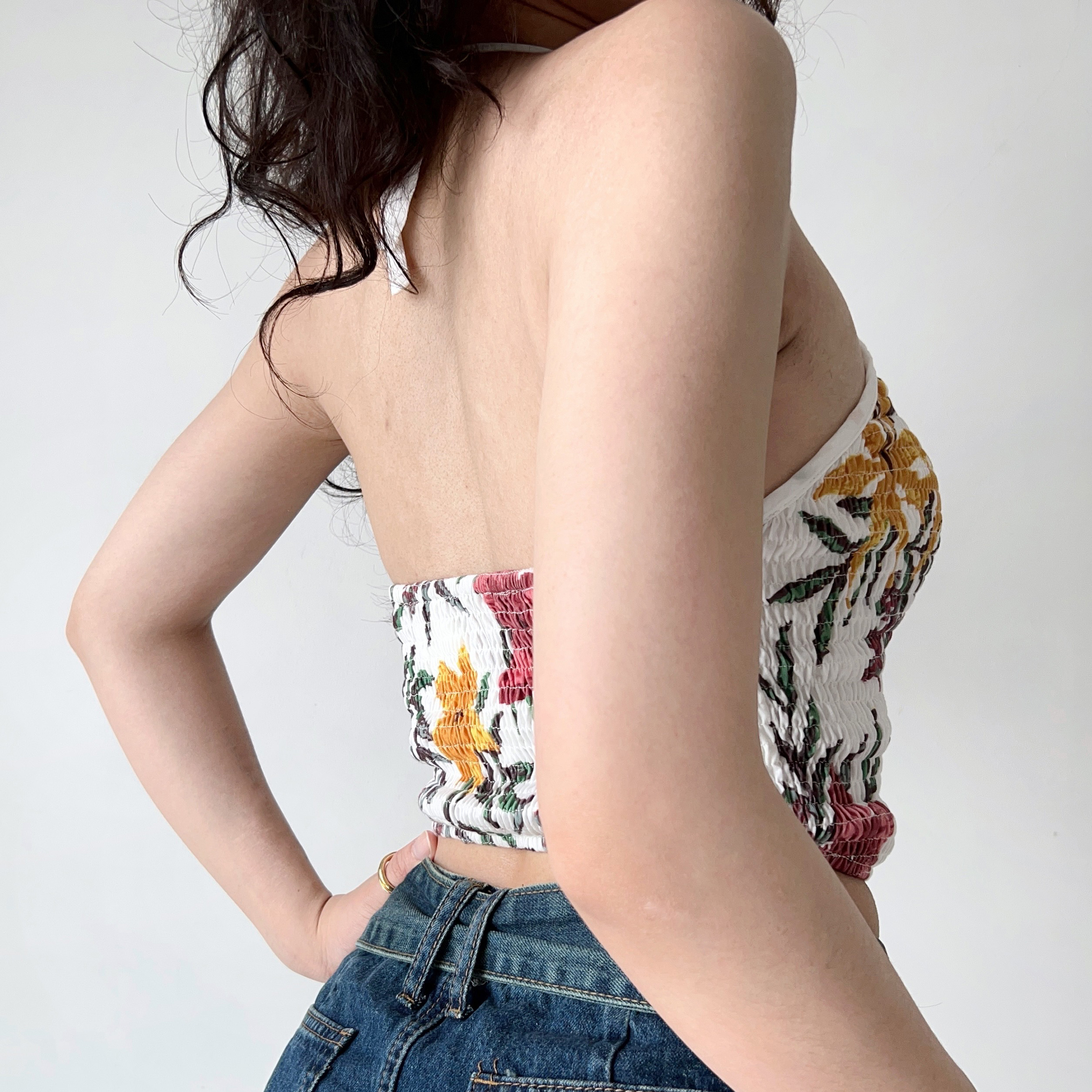 Backless Halter Crop Top for Women - Sexy Ruffled Print Design, European & American Style, Perfect for Y2K and Summer Fashion