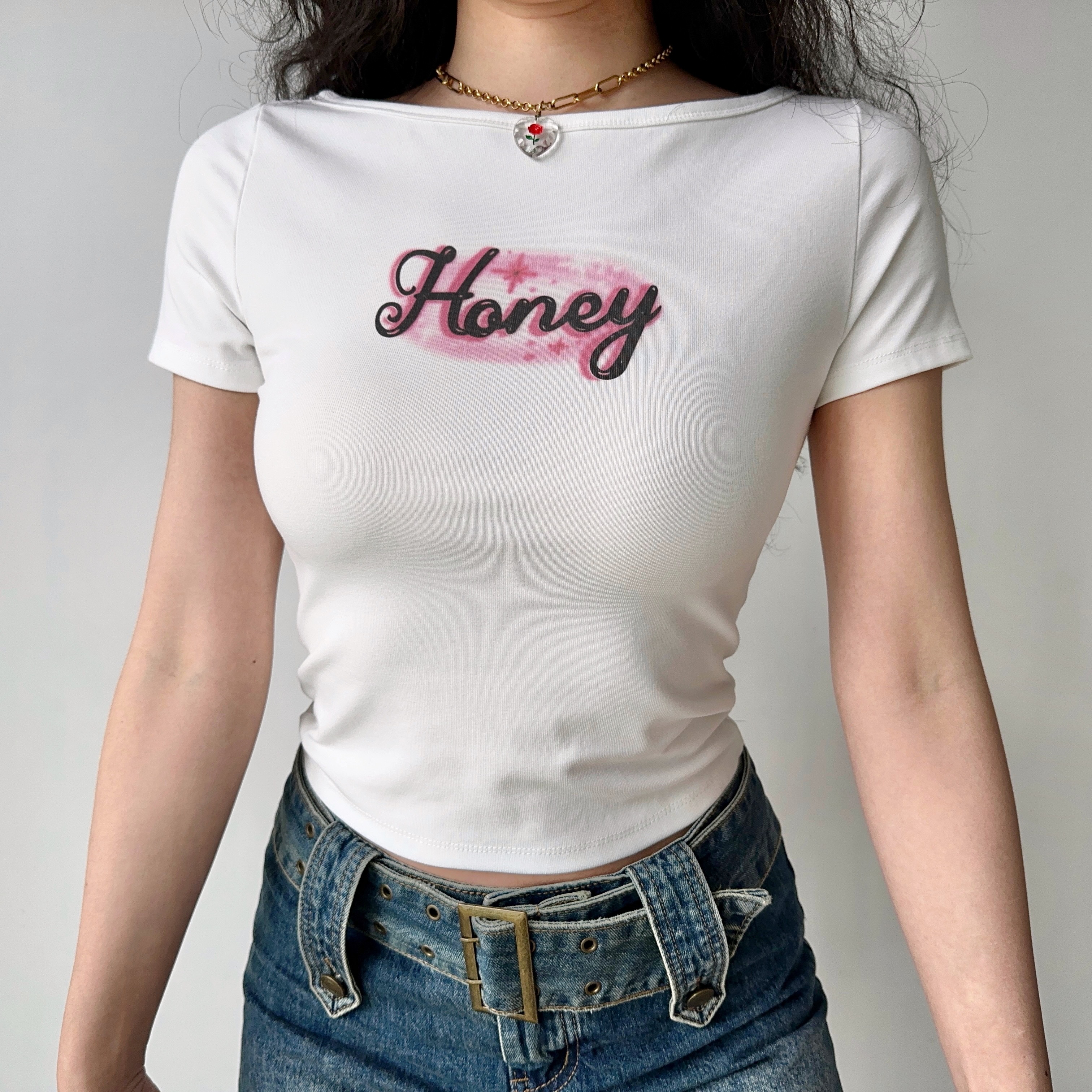 European and American Style Honey Print White Shoulder T-Shirt for Women, High-Waisted Slim Short-Sleeve Top, Y2K Fashion