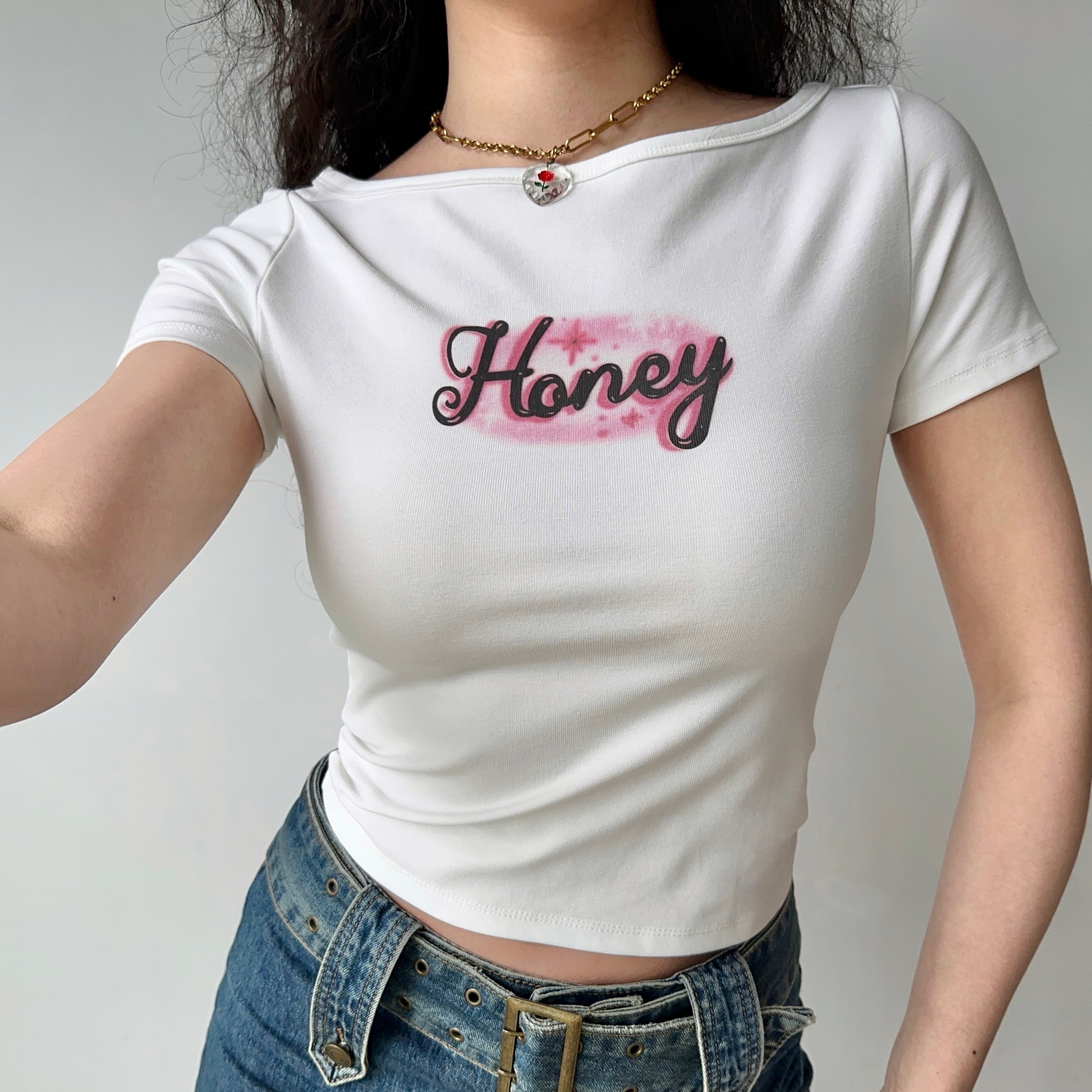 European and American Style Honey Print White Shoulder T-Shirt for Women, High-Waisted Slim Short-Sleeve Top, Y2K Fashion
