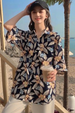 Floral Short-Sleeve Beach Shirt for Women, Retro Hawaiian Style, Chic Loose Top for Vacation, Instagram-Worthy Summer Fashion