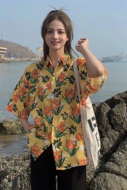 Floral Short-Sleeve Beach Shirt for Women, Retro Hawaiian Style, Chic Loose Top for Vacation, Instagram-Worthy Summer Fashion