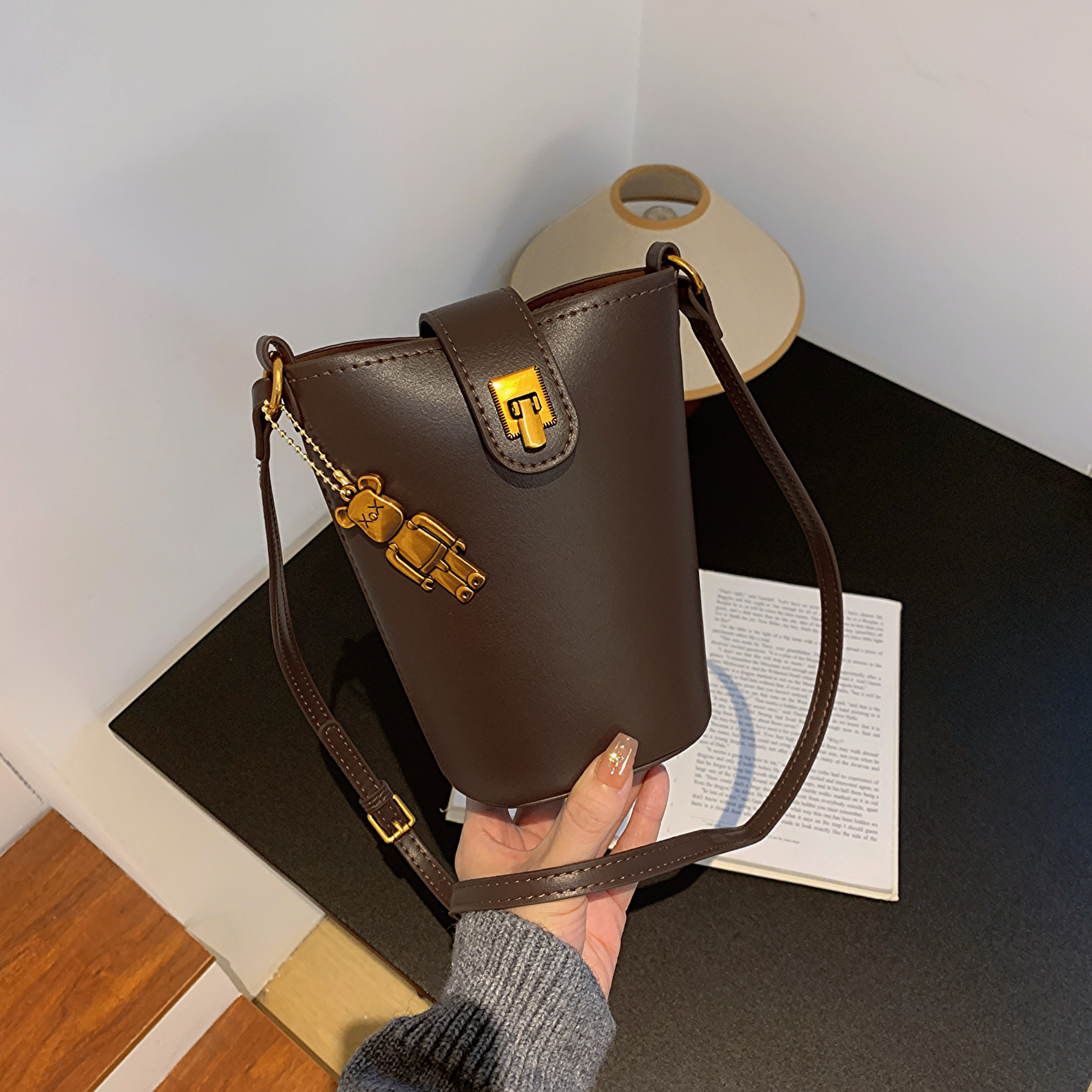High-End Women's Retro Bucket Bag - 2025 Autumn/Winter Casual Crossbody for Commuting and Versatile Style