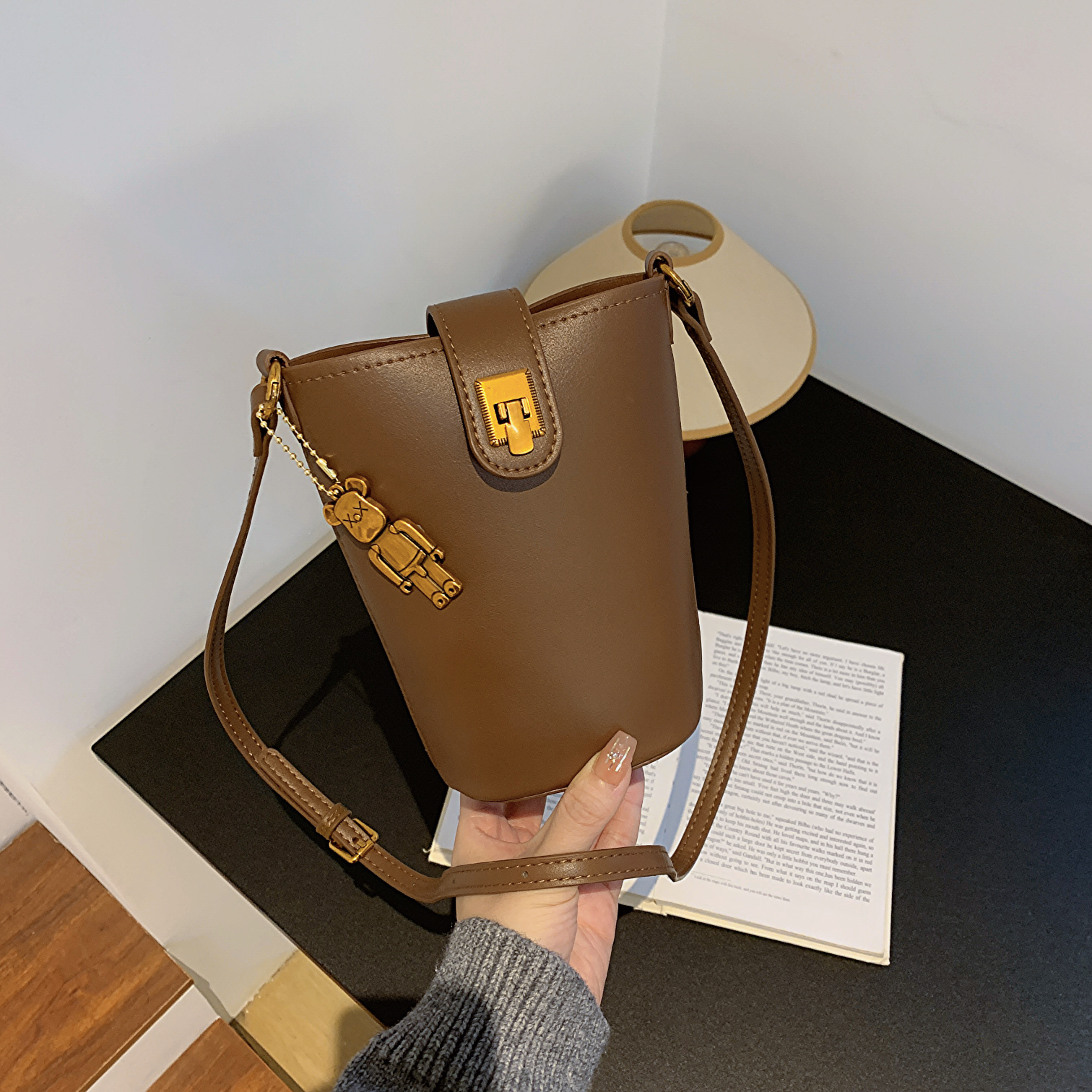 High-End Women's Retro Bucket Bag - 2025 Autumn/Winter Casual Crossbody for Commuting and Versatile Style