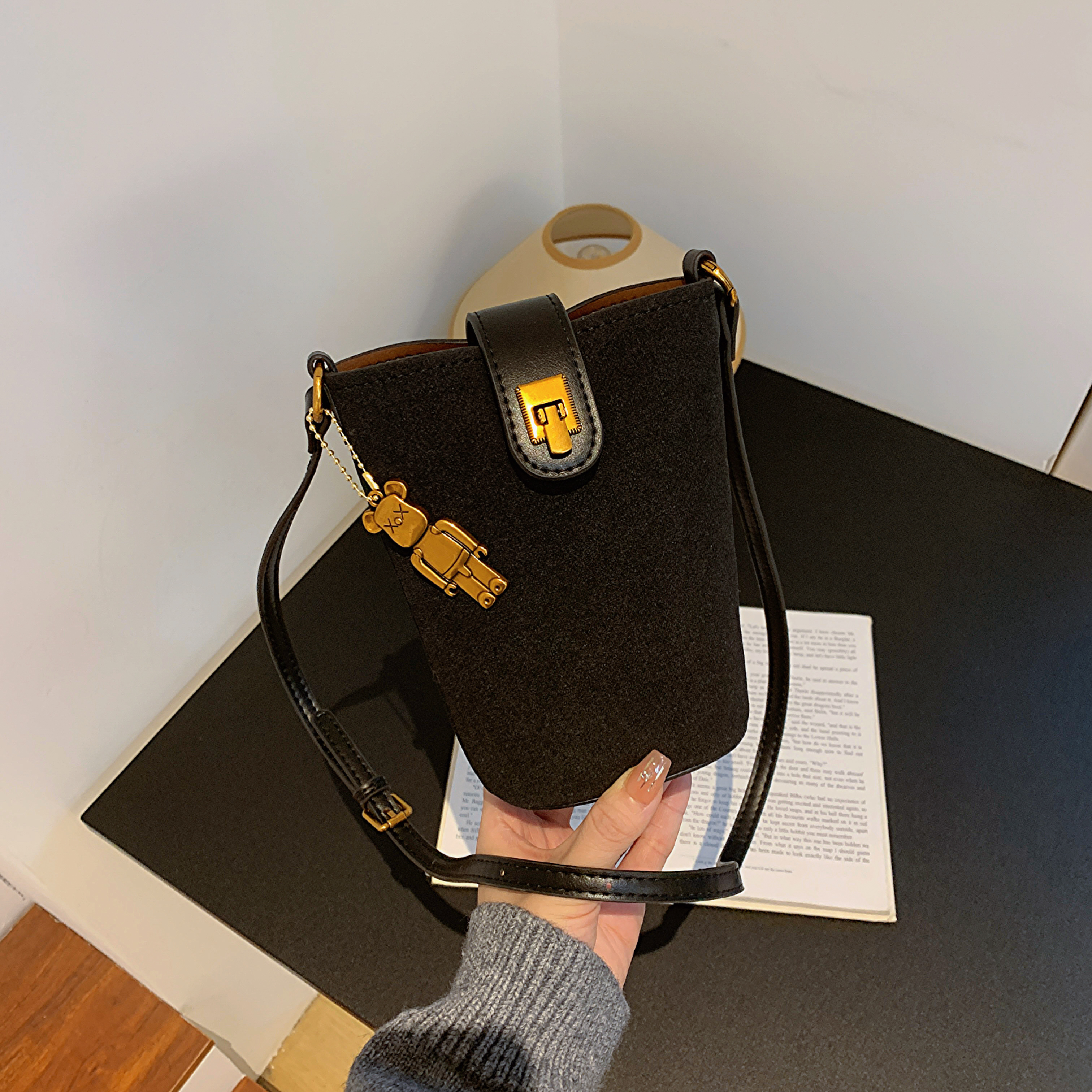 High-End Women's Retro Bucket Bag - 2025 Autumn/Winter Casual Crossbody for Commuting and Versatile Style