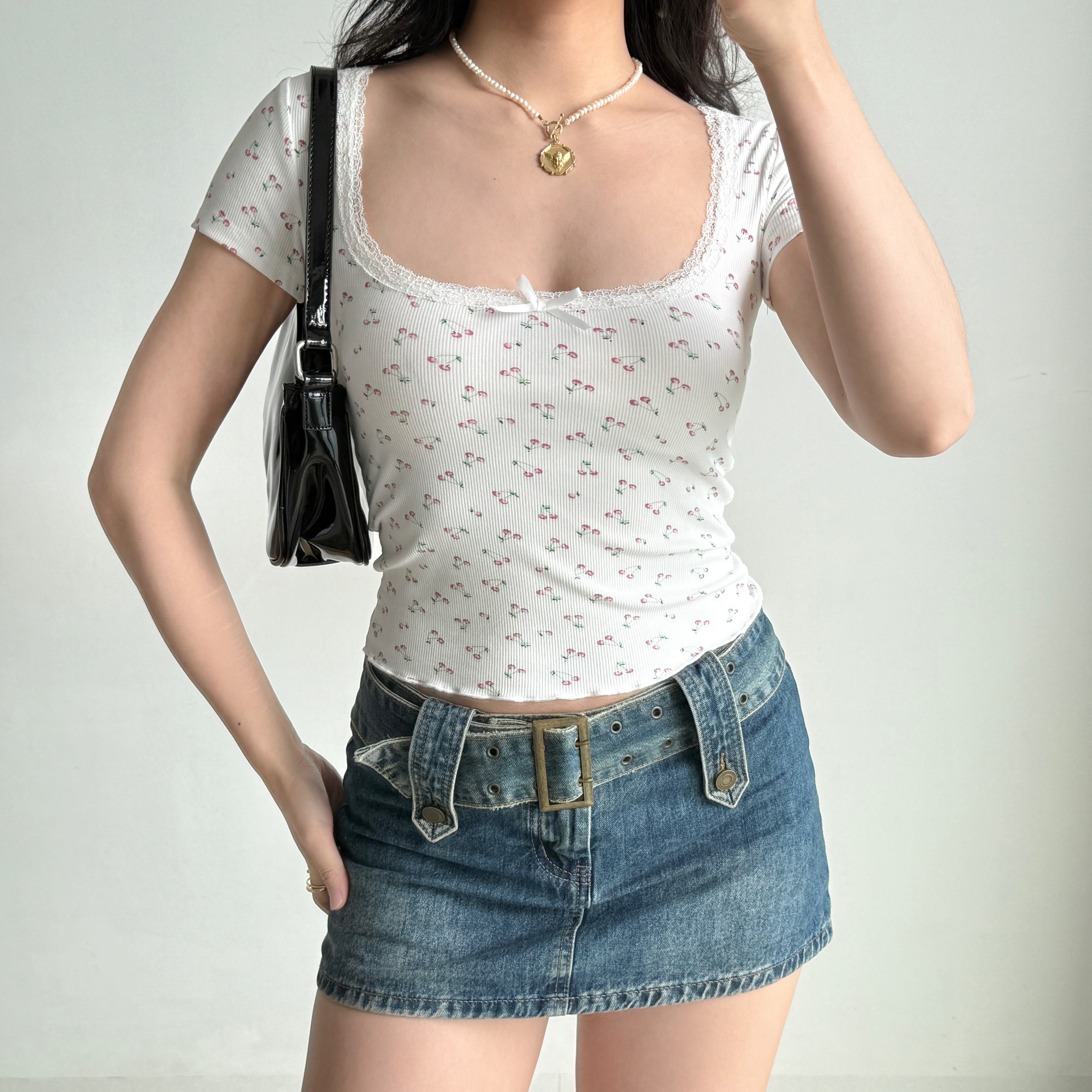 Lace Splicing Short Sleeve T-Shirt for Women - Slim Fit U-Neck Top in European & American Style, Trendy Casual Wear