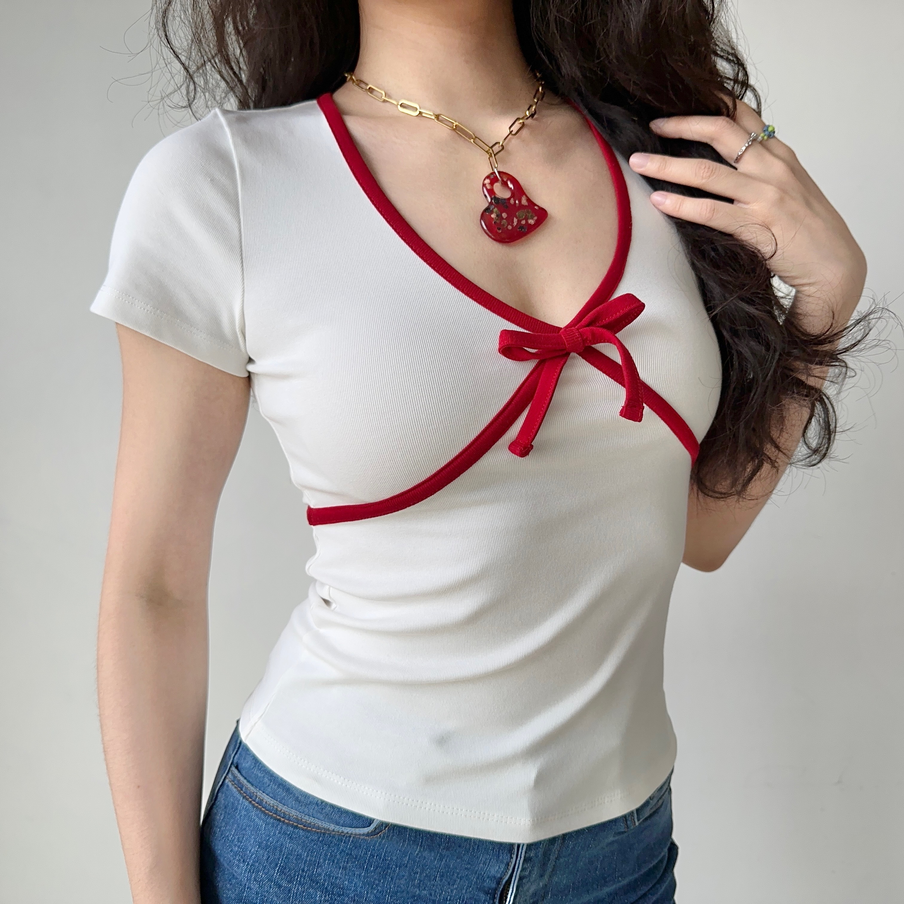 Retro Color-Blocking Bow Detail White T-Shirt for Women - Slim Fit Short Sleeve Top - European American Style Summer Fashion