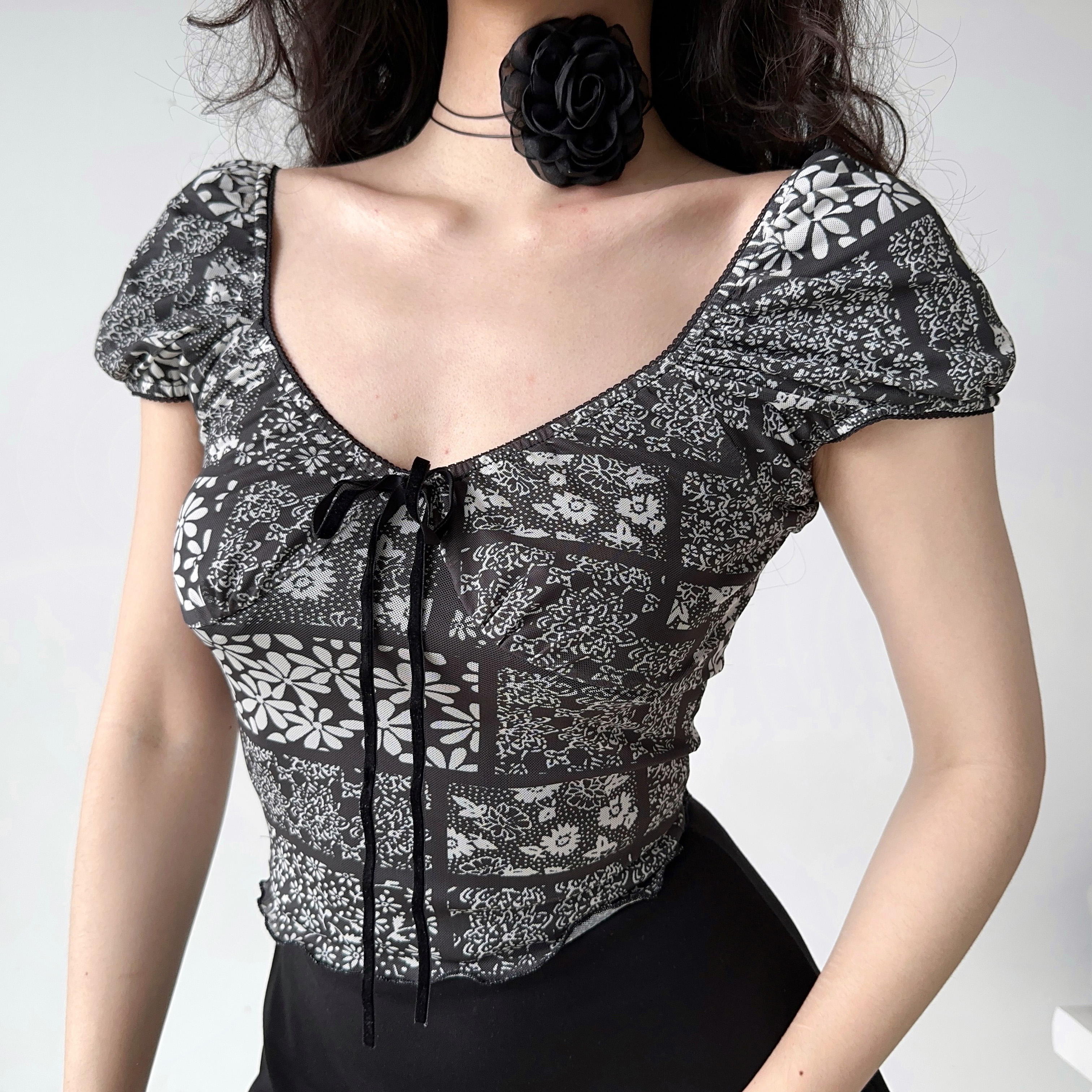 Retro Deep V Black Floral Short Sleeve T-Shirt for Women - Summer Puff Sleeve Top in European and American Style