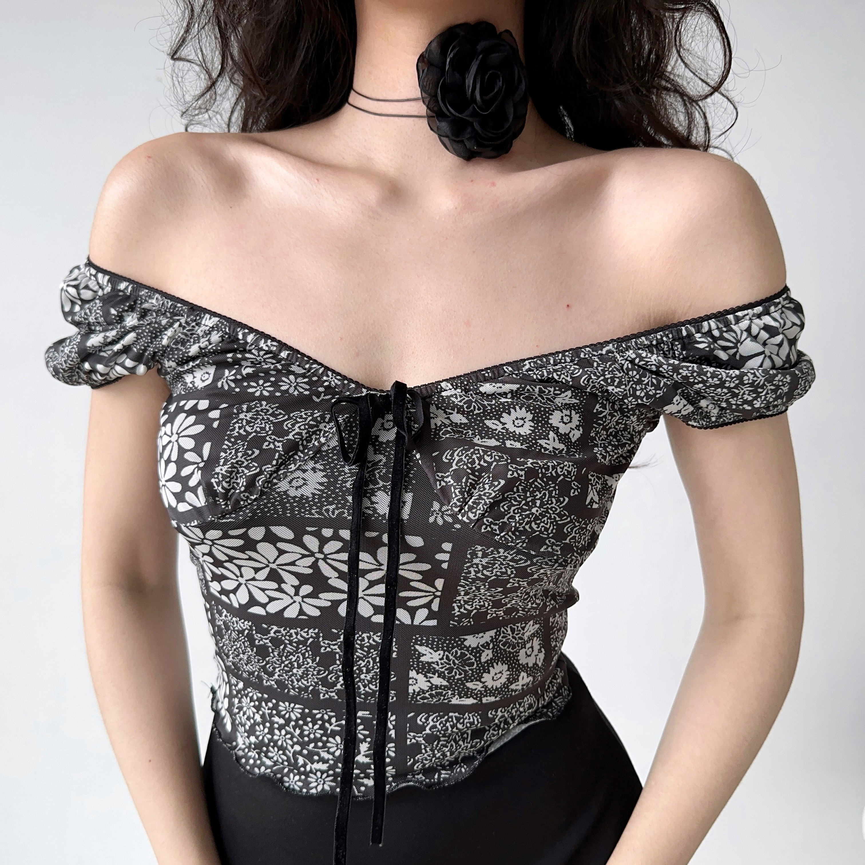 Retro Deep V Black Floral Short Sleeve T-Shirt for Women - Summer Puff Sleeve Top in European and American Style