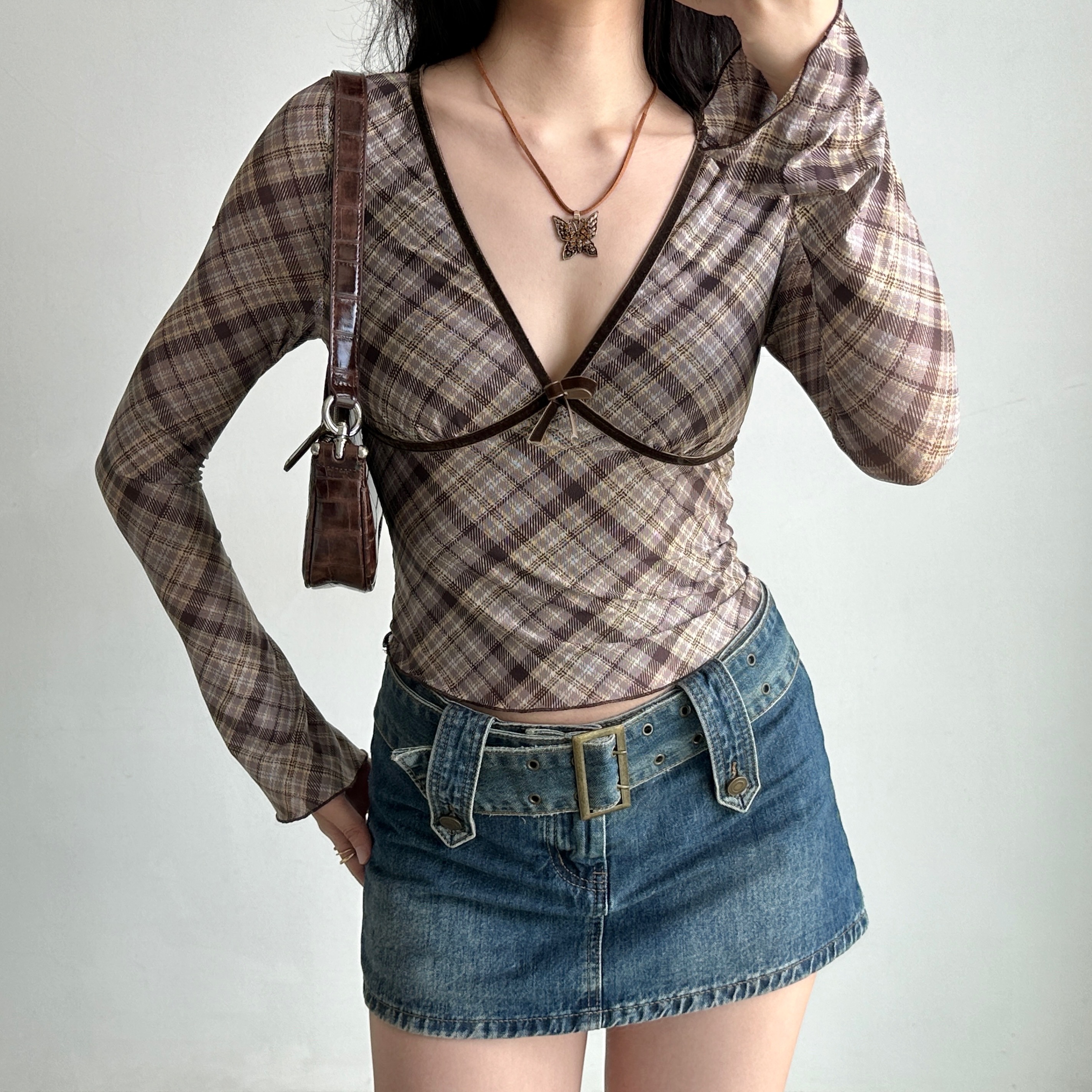Retro Deep V-Neck Long Sleeve Plaid T-Shirt for Women - Slim Fit Cropped Top, European American Style, 90s Inspired Fashion