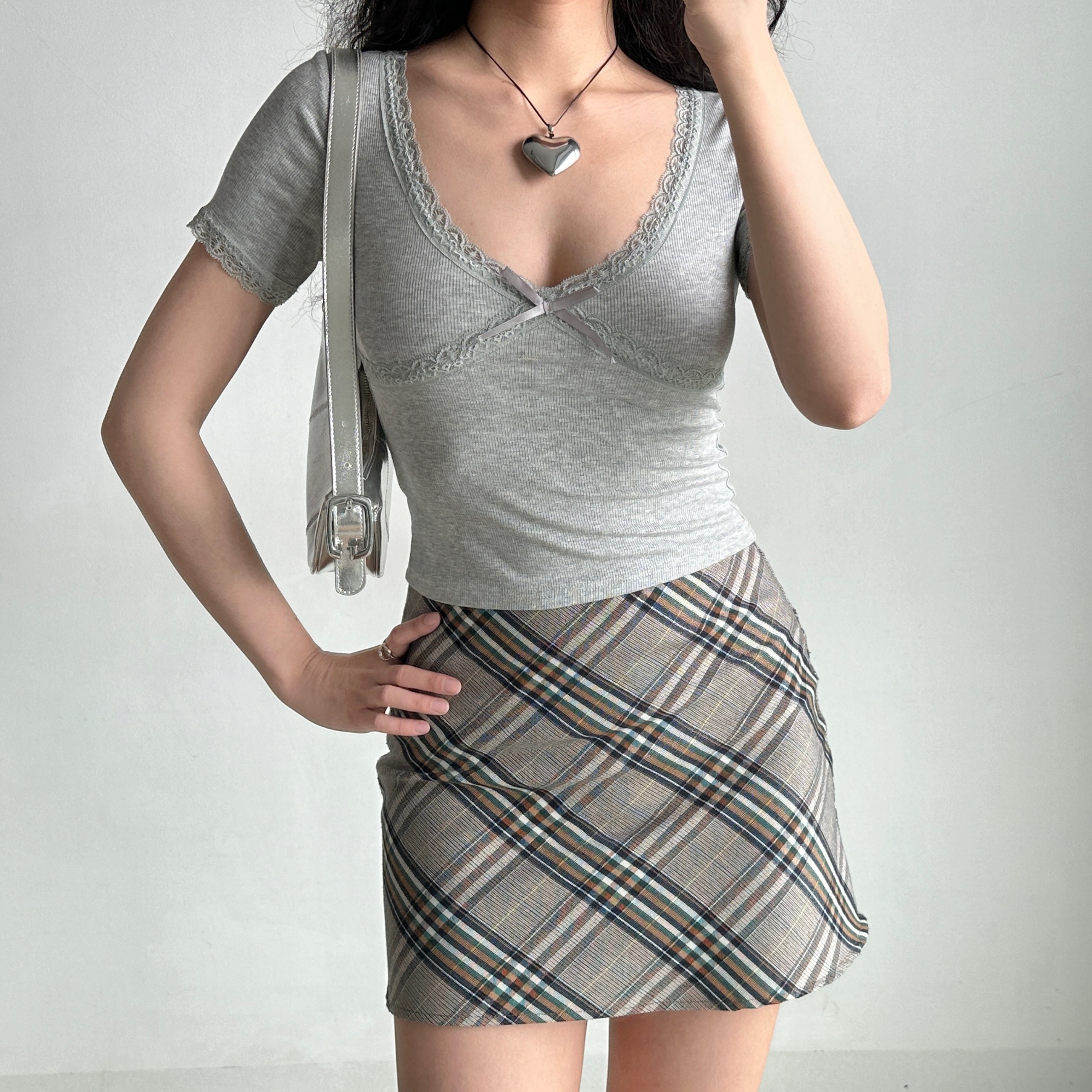 Sexy Lace Trim Low-Cut V-Neck Ribbed Short-Sleeve T-Shirt for Women - Slim Fit European American Style Top