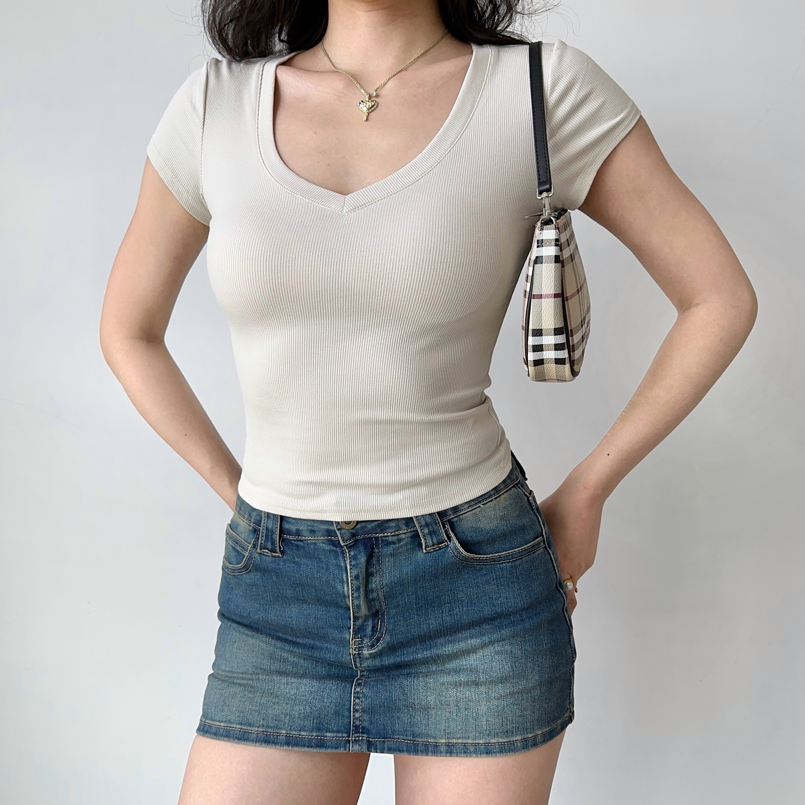 Slim Fit Ribbed V-Neck Short Sleeve T-Shirt for Women - Basic Summer Top, Casual Style, Essential Wardrobe Staple