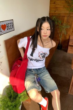 Summer Off-Shoulder Dog Print T-Shirt for Women - Slim Fit American Letter Short Sleeve Top, Casual Fashion