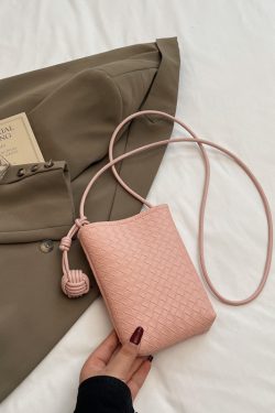 Trendy Summer Woven Silver Crossbody Bag for Women – Compact Lightweight 2025 Design for Phones and Essentials