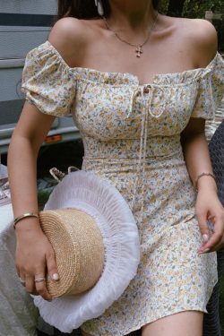 Vintage Floral Dress with Square Neck and Puff Sleeves - Waist-Defining Spring/Summer Vacation Skirt
