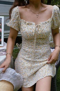 Vintage Floral Dress with Square Neck and Puff Sleeves - Waist-Defining Spring/Summer Vacation Skirt