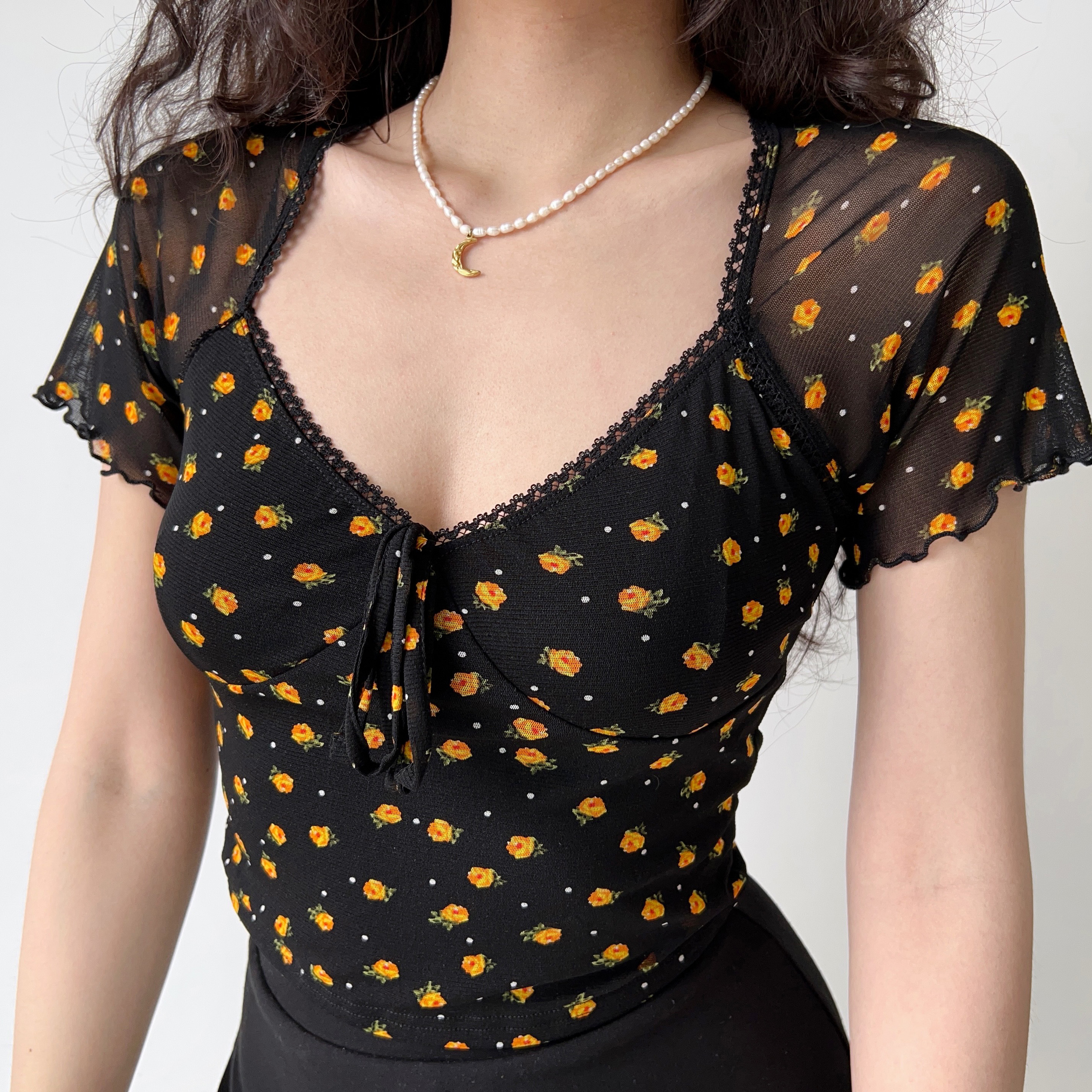 Vintage Floral Mesh V-Neck Short Sleeve Black T-Shirt for Women – Slim Fit 90s Inspired Self-Made Style Top