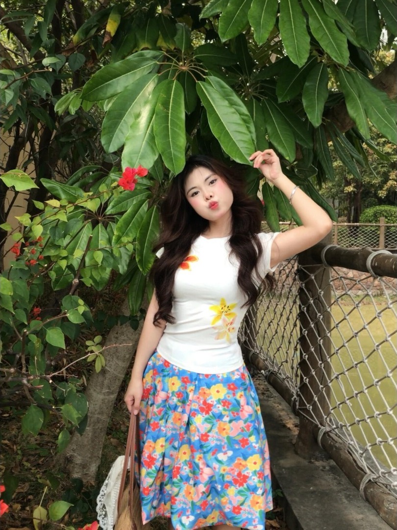 Vintage Floral Print Shoulder T-Shirt for Women - Spicy American Style, Slim Fit, Flattering Elastic Short Sleeves for Summer