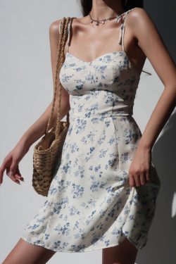 Vintage Floral Spaghetti Strap Dress - V-Neck Wrap Design, Slim Fit Waist, Short Summer Vacation Dress for Girls