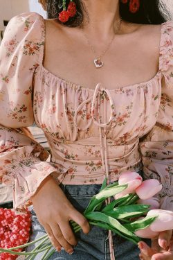 Vintage French Floral Puff Sleeve Shirt with Square Neck - Stylish Autumn Waist-Baring Top for Vacation - Y2K Inspired