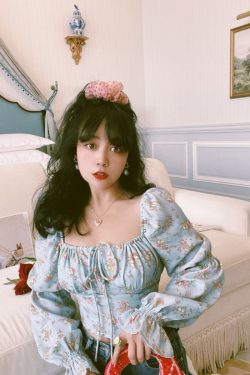 Vintage French Floral Puff Sleeve Shirt with Square Neck - Stylish Autumn Waist-Baring Top for Vacation - Y2K Inspired