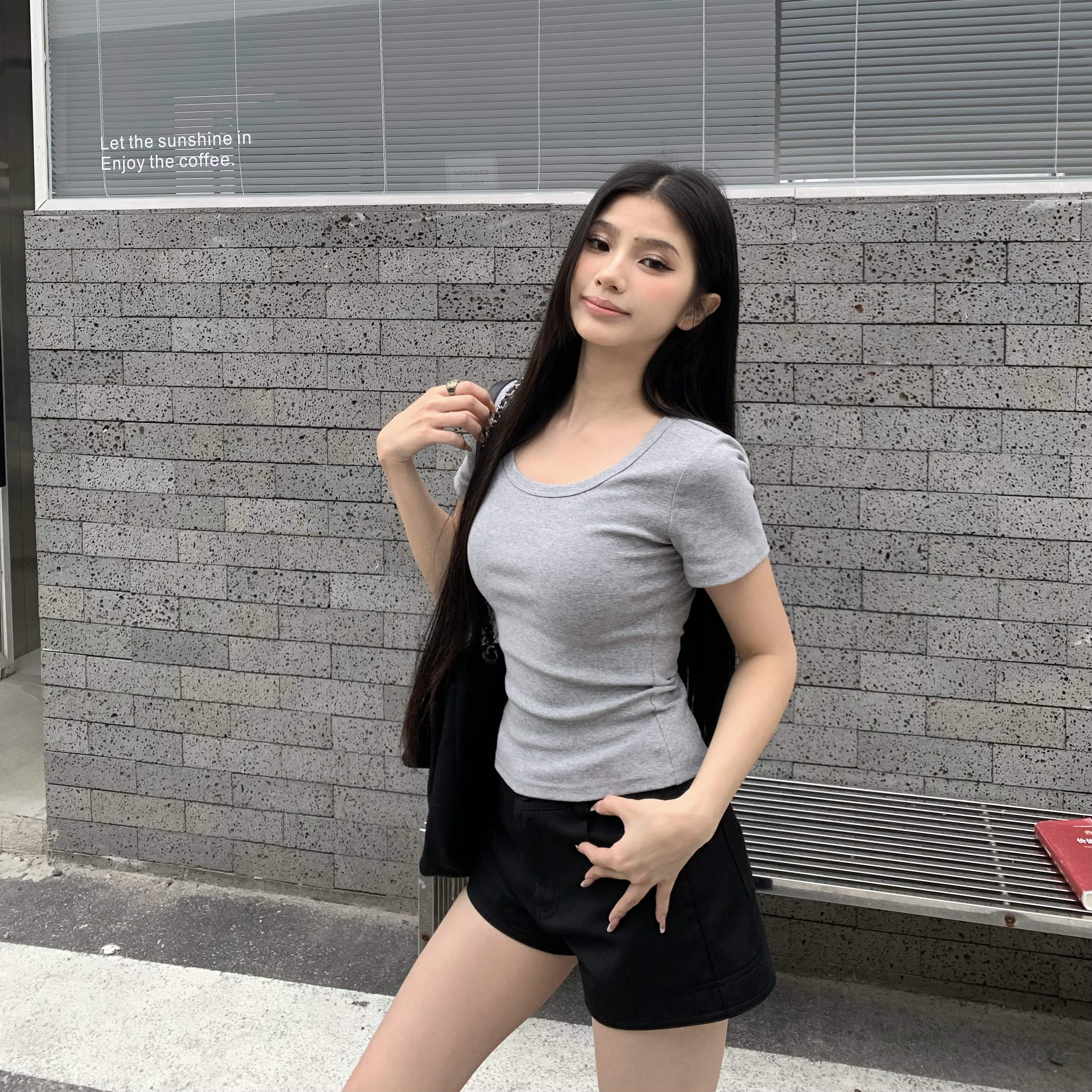 Women's Slim Fit U-Neck Short Sleeve T-shirt - Versatile White Top for Spring 2025, Perfect for Casual 90s Style