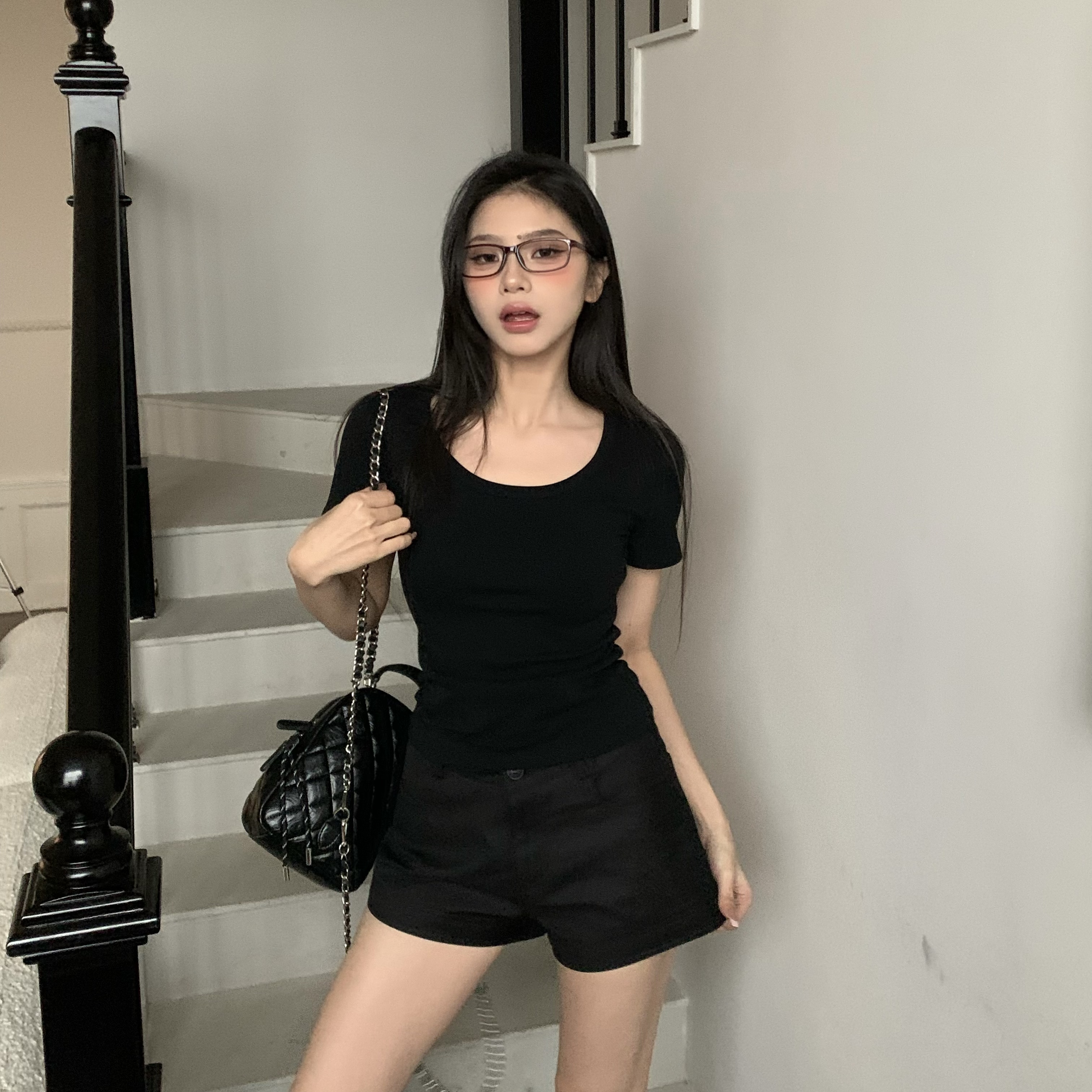 Women's Slim Fit U-Neck Short Sleeve T-shirt - Versatile White Top for Spring 2025, Perfect for Casual 90s Style