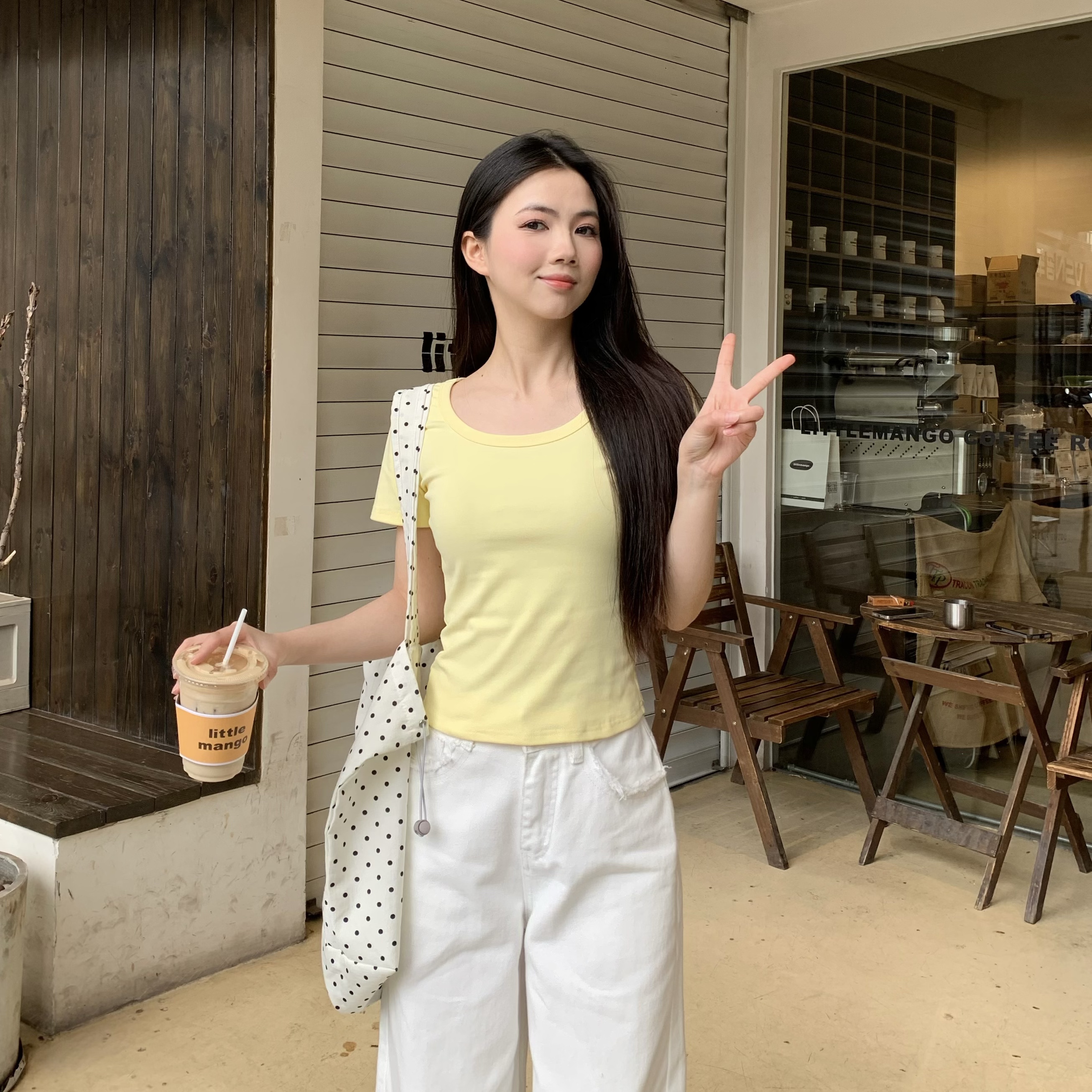 Women's Slim Fit U-Neck Short Sleeve T-shirt - Versatile White Top for Spring 2025, Perfect for Casual 90s Style
