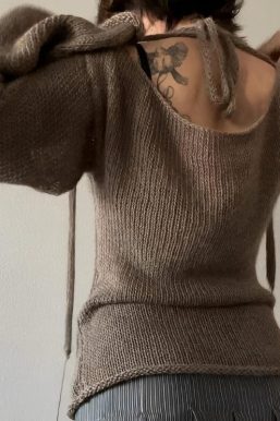 Flare Sleeved Knit Backless Top