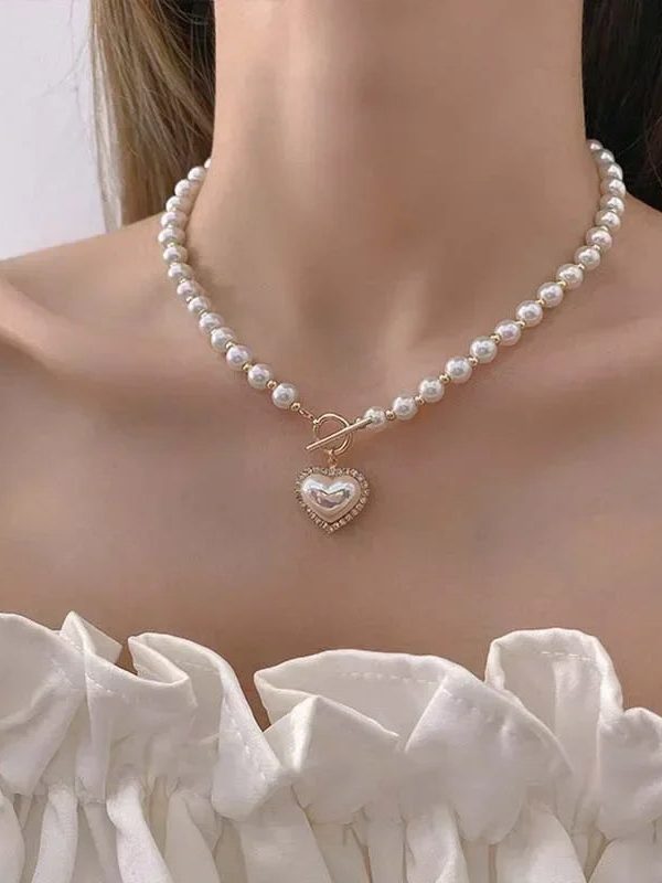 Elegant Pearl Necklace to Complement Your Lace Graduation Dress